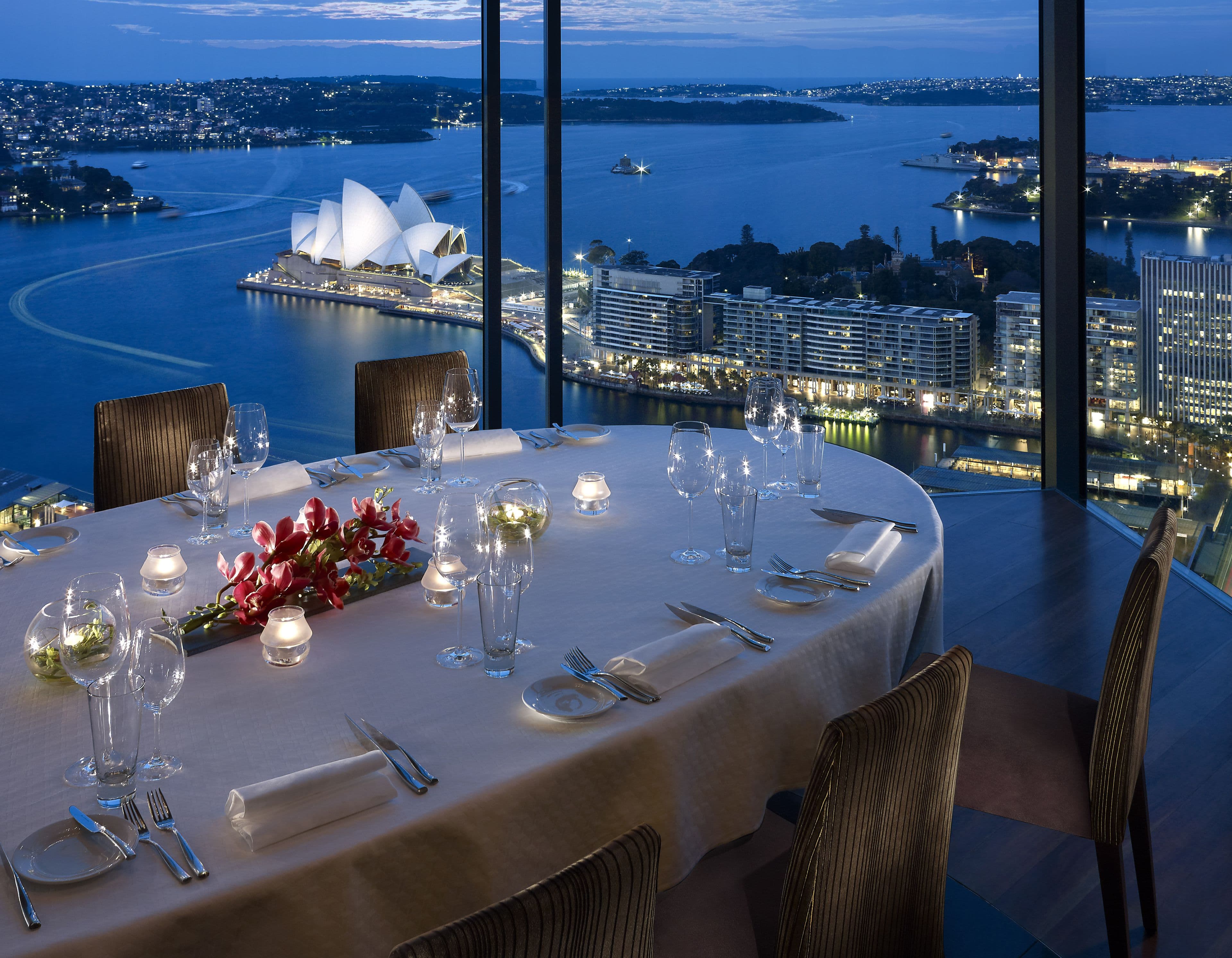 Shangri-La Sydney facade ved aften med oplyst havneudsigt
